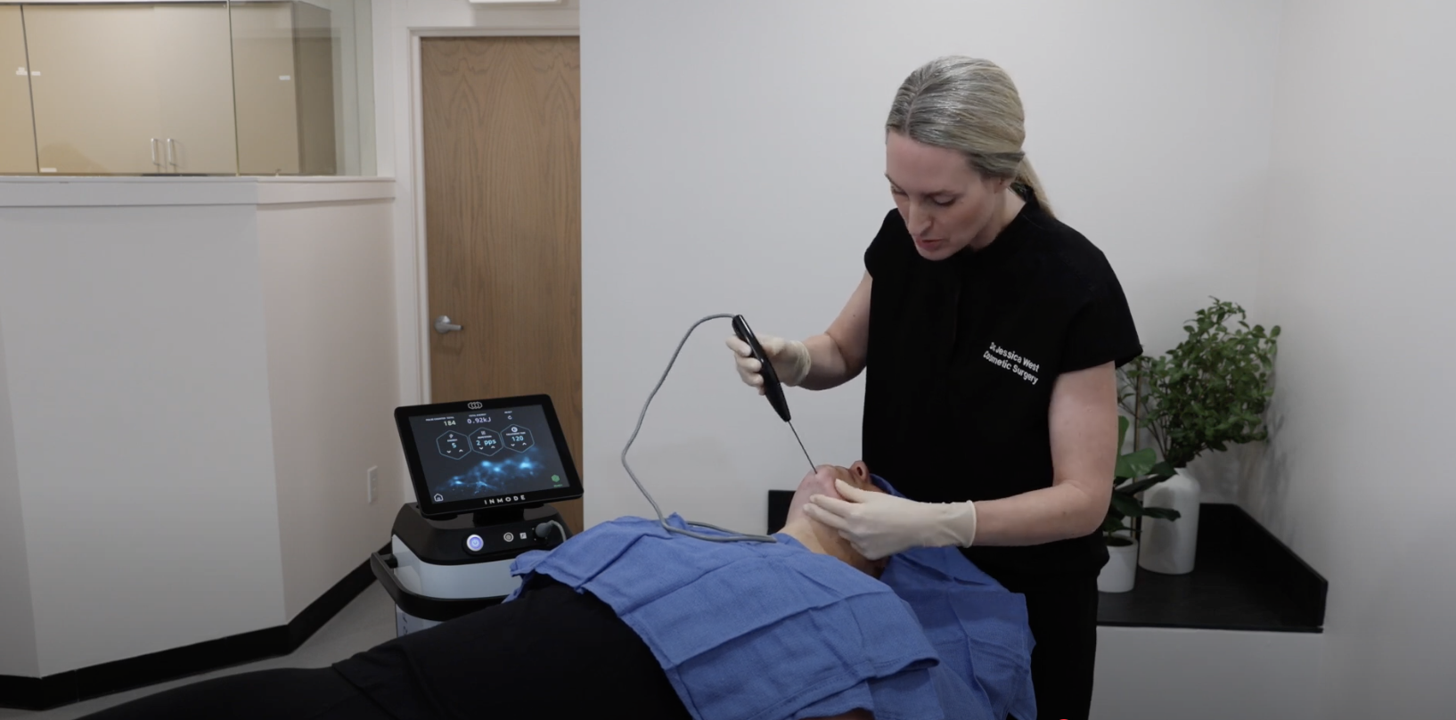 Live Demo: QuantumRF Non-Surgical Submental Skin Tightening – Dr. Jessica West